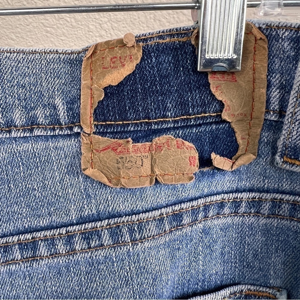 LEVI’S 550 CLASSIC RELAXED STRETCH JEANS. Size 16M. No rips tears in material - Picture 4 of 8